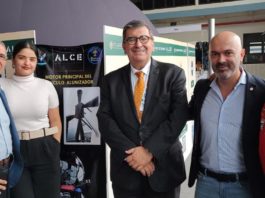 En el stand de la Agencia Latinoamericana y Caribeña del Espacio (ALCE). De izquierda a derecha: Germán Escorcia, director de Innovación de Virtual Educa (VE); Paola Aceves, directora de Proyectos de VE; Gustavo Cabrera Rodríguez, embajador de México en ALCE; Adelino Sousa, director ejecutivo de VE; Marco Nuñez George, líder del programa Reto Marte, de Aeroespace Education.